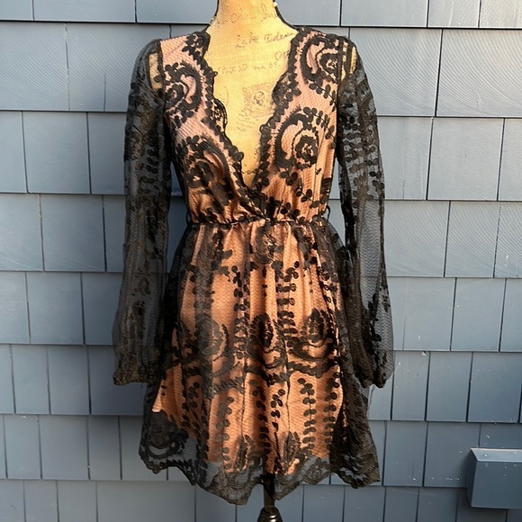 Boohoo Dresses & Skirts - BooHoo black tan dress lace 8 medium retro pinup